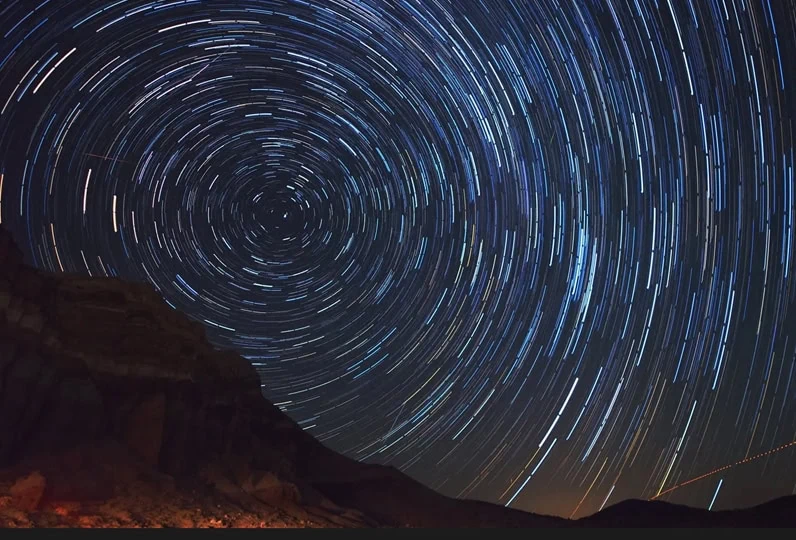 Cielo notturno con stelle e meteore durante le Perseidi.