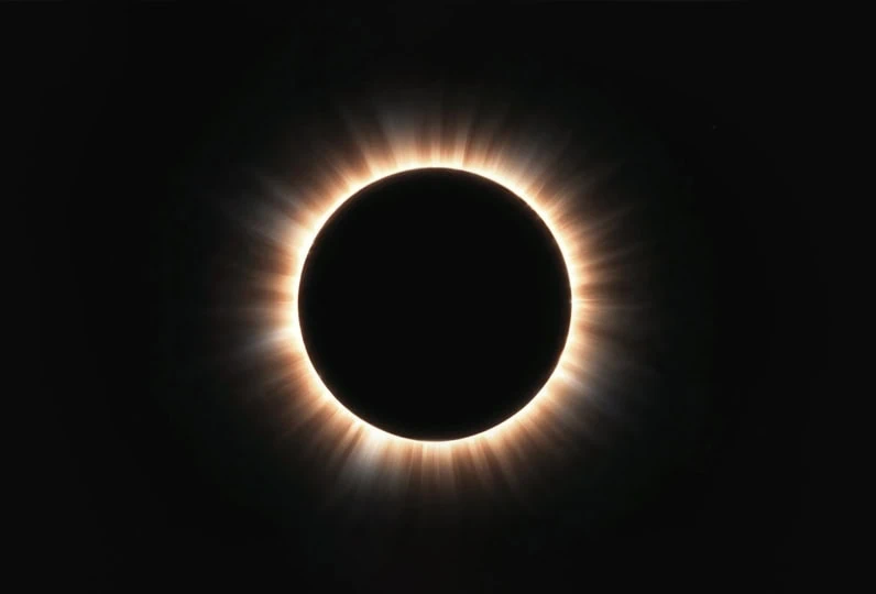 Eclissi di Sole con corona visibile durante il fenomeno.